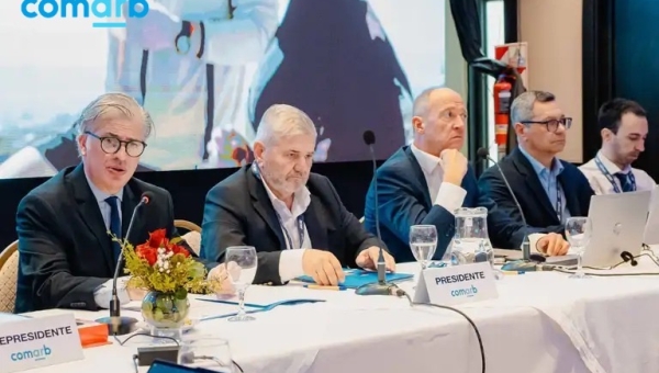 (Foto de personas en la mesa en Catamarca)